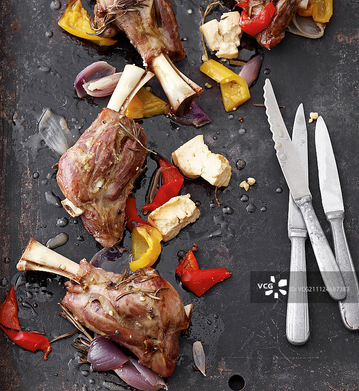 平底锅中烤羊小腿与蔬菜的特写图片素材