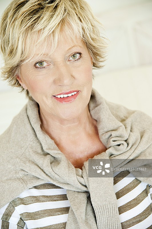 穿着浅色衣服的老年妇女肖像图片素材