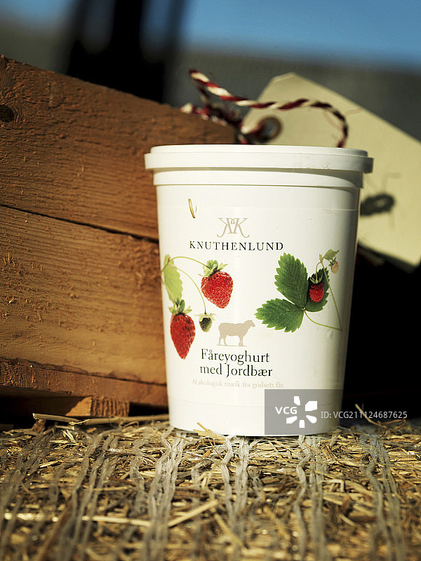 来自丹麦洛兰岛Knuthenlund的草莓酸奶容器图片素材