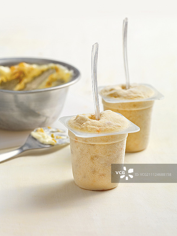 香蕉与沙棘冰淇淋模具特写图片素材