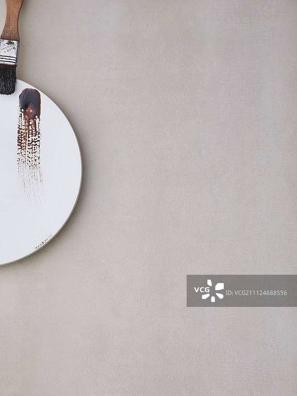 盘子上的刷子和酱汁图片素材