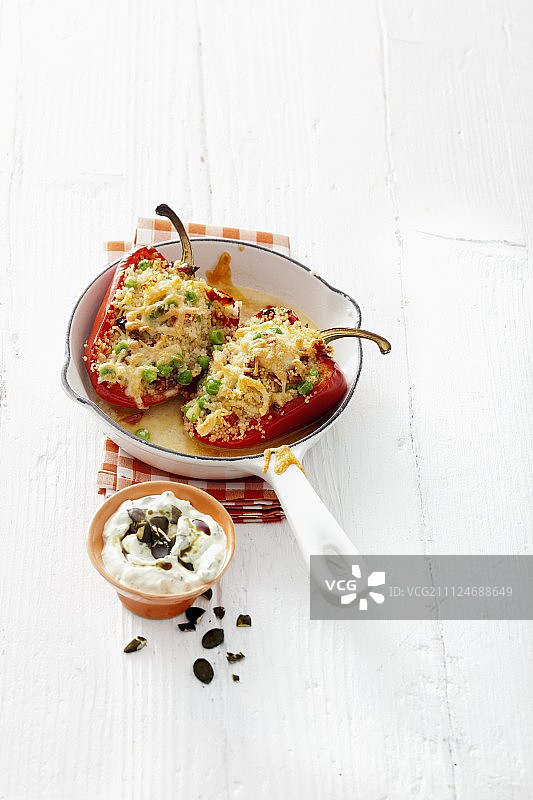 酿入古斯米、豌豆和番茄干的辣椒图片素材