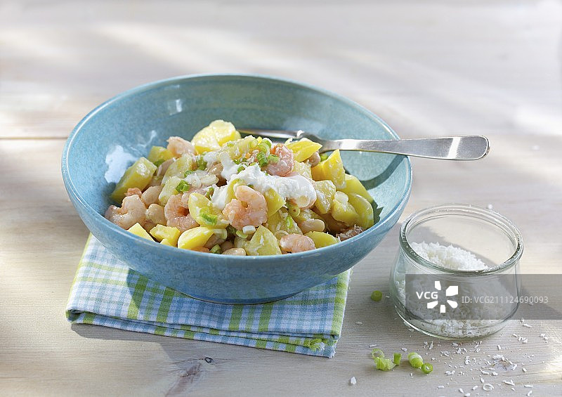 对虾和卡内利尼豆土豆沙拉图片素材
