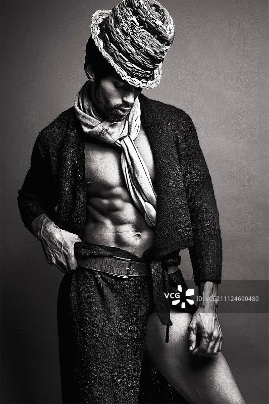 穿着敞开的外套、围巾和帽子（黑白照片）的男人图片素材