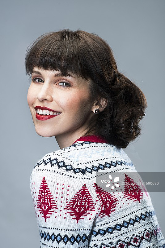 身穿针织圣诞毛衣的黑发女人图片素材