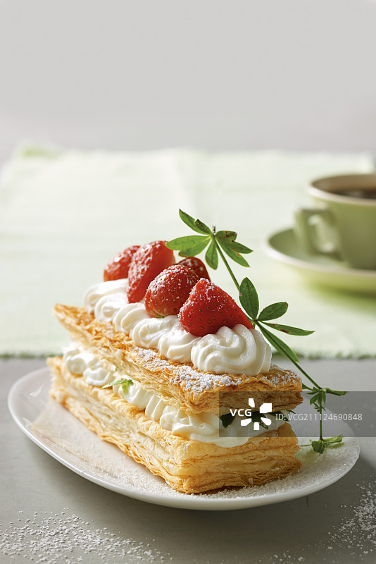 草莓、香车叶草和夸克奶油的泡芙糕点蛋糕图片素材
