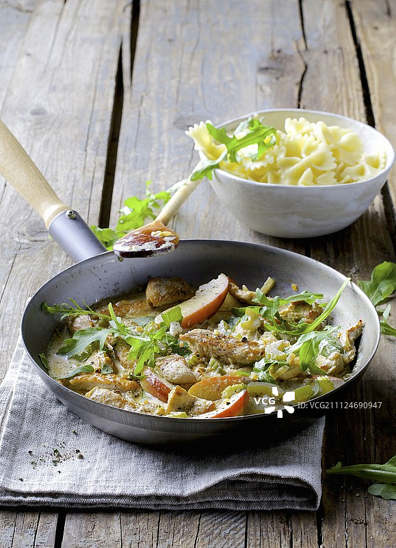 苹果和芝麻菜炖火鸡图片素材