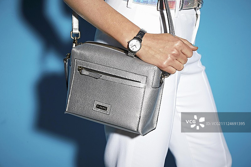 携带银色肩包的女人（细节图）图片素材