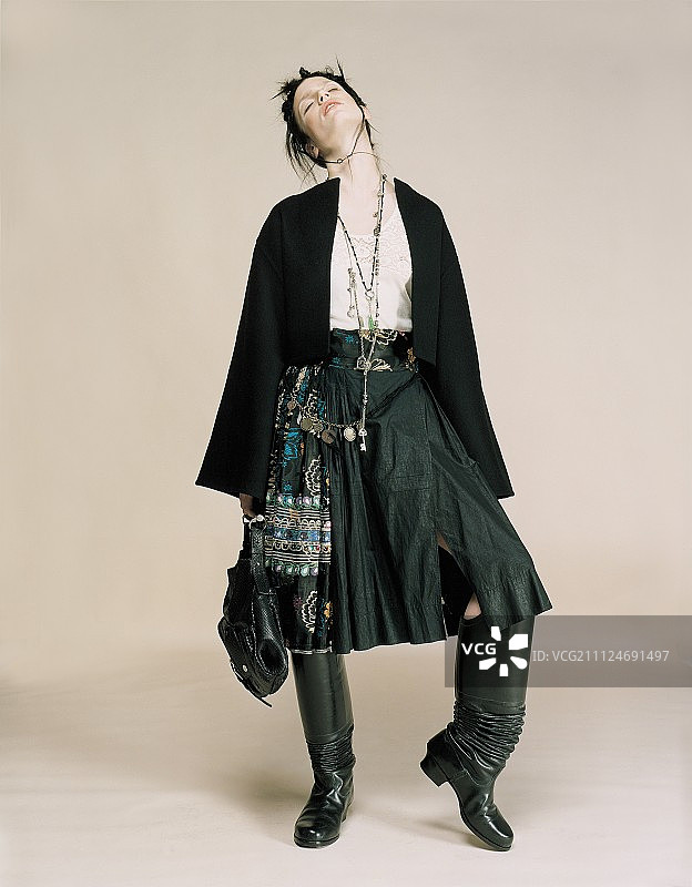 穿着围裹裙、披肩和针织腰带的年轻女人图片素材