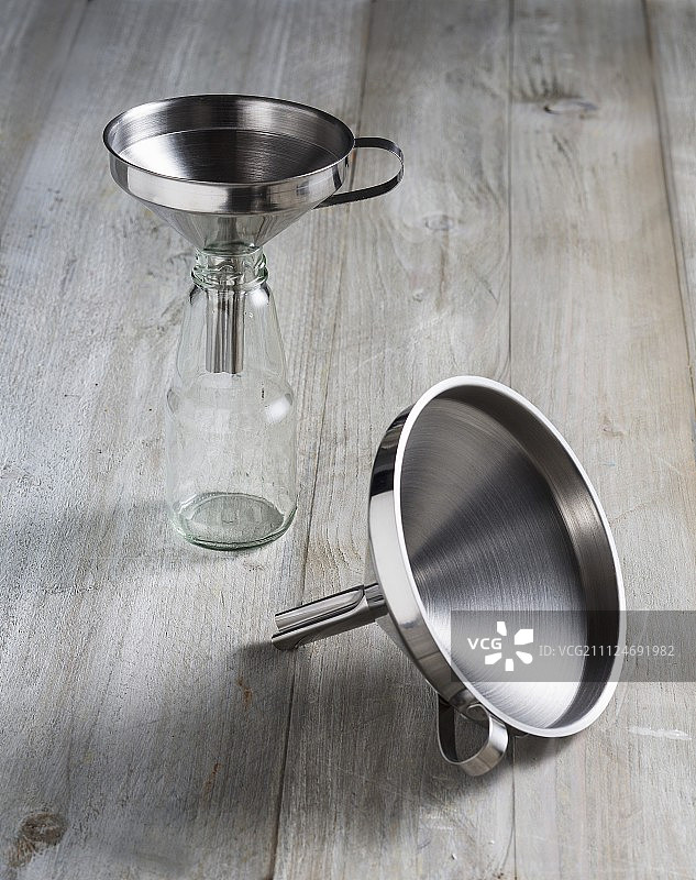带玻璃瓶的漏斗图片素材