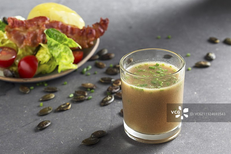施蒂利亚沙拉酱，由蜂蜜、南瓜籽油和第戎芥末制成图片素材