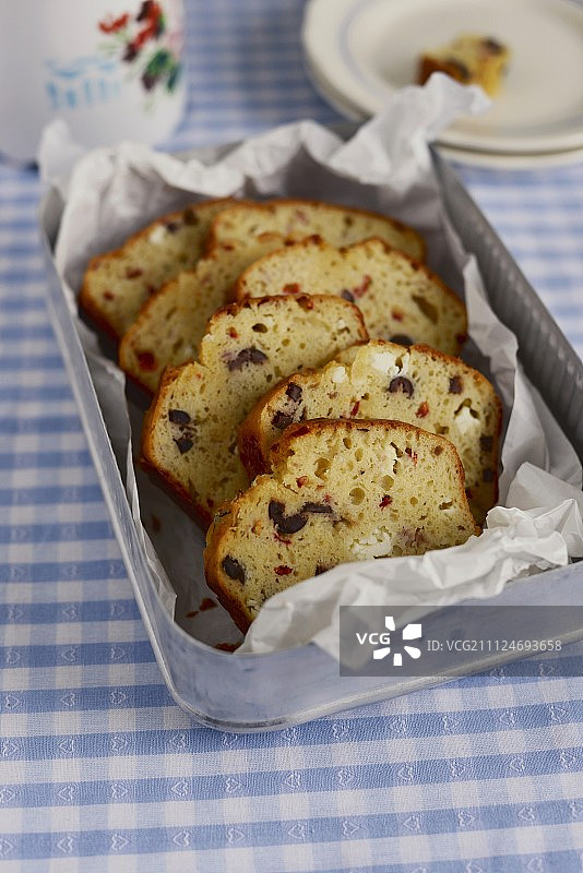 希腊早餐蛋糕配绵羊奶酪、红辣椒、凤尾鱼和黑橄榄图片素材