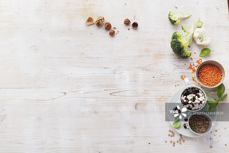 干燥的豆类、坚果、西兰花和菜花图片素材