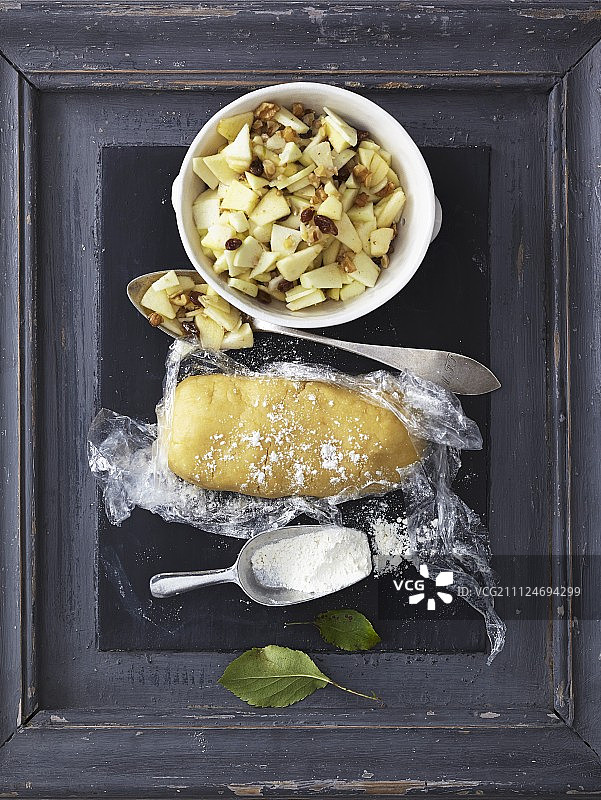 苹果葡萄干馅卷饼图片素材