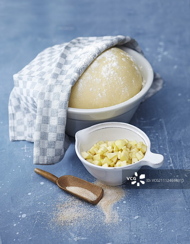 酵母面团和苹果丁图片素材