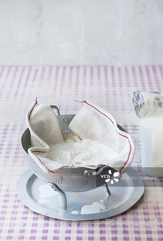 用棉布沥干酸奶图片素材
