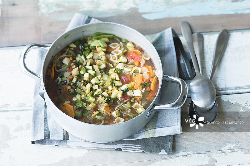 番茄扁豆炖菜配西葫芦和贝壳面图片素材