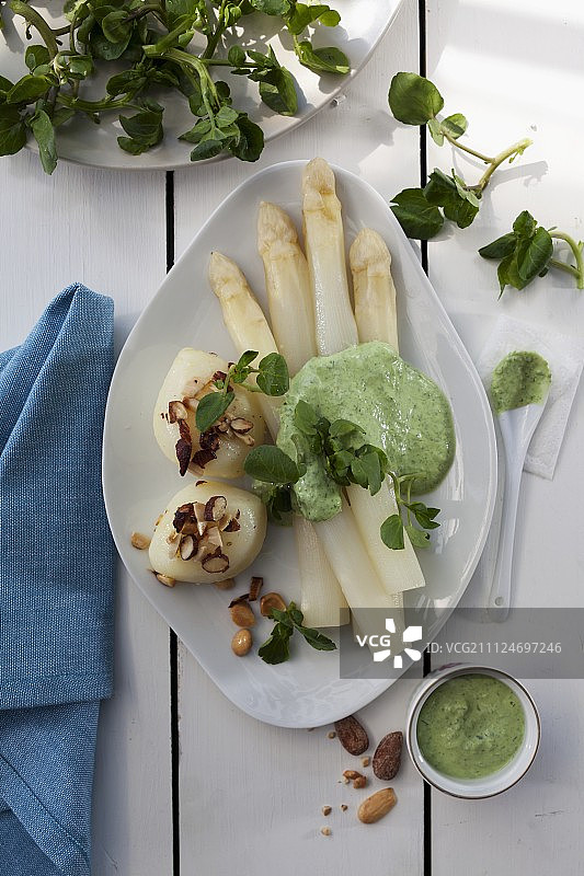 白芦笋配香草酱和榛子土豆图片素材