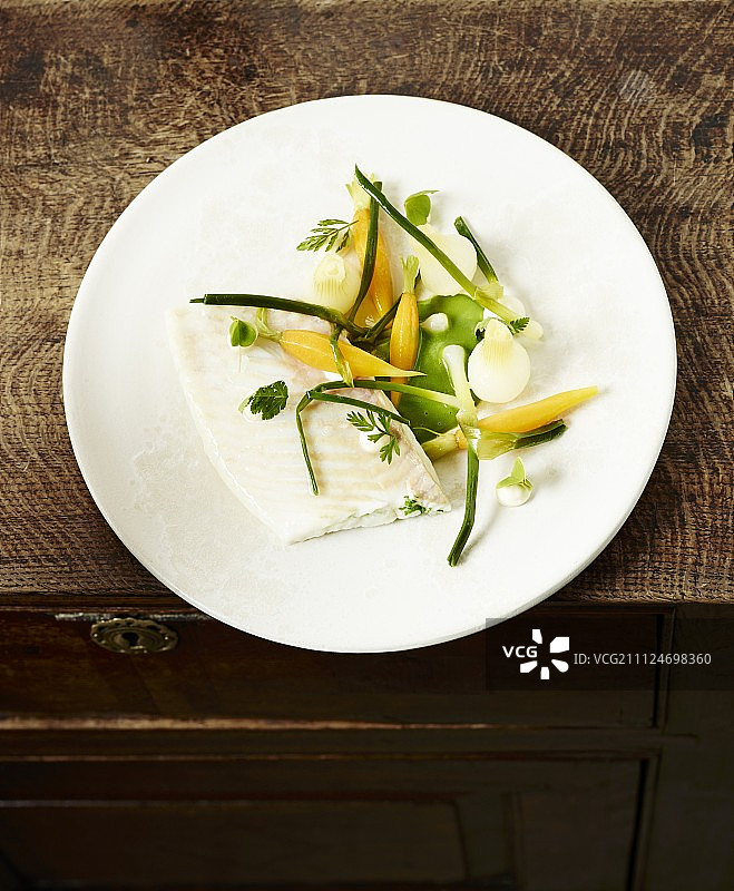 配时令蔬菜的大菱鲆鱼片图片素材