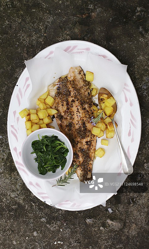 香料油烤箱烤鲑鳟鱼图片素材