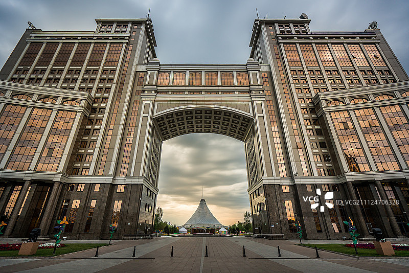 阿斯塔纳的建筑哈萨克斯坦国家石油天然气公司总部图片素材