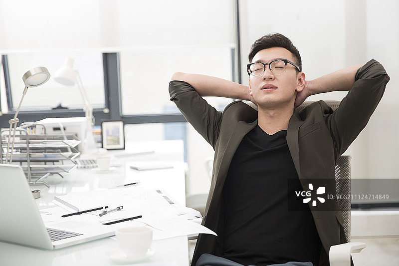 商务男子办公室休息图片素材