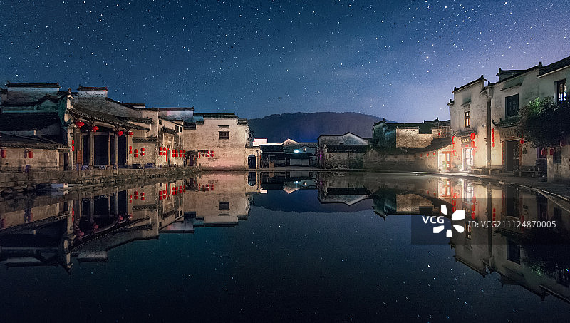 星空下的宏村月沼湖图片素材