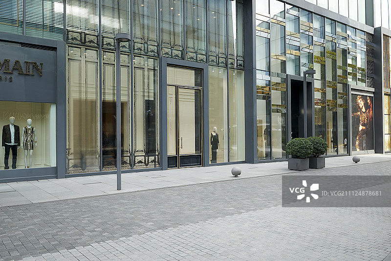北京三里屯奢侈品旗舰店和商业步行街图片素材