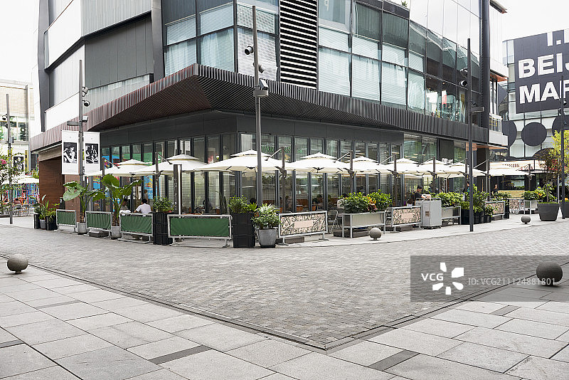 逆光下的露天咖啡馆和街道图片素材