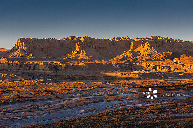 夕阳下札达县前的狮泉河与土林图片素材