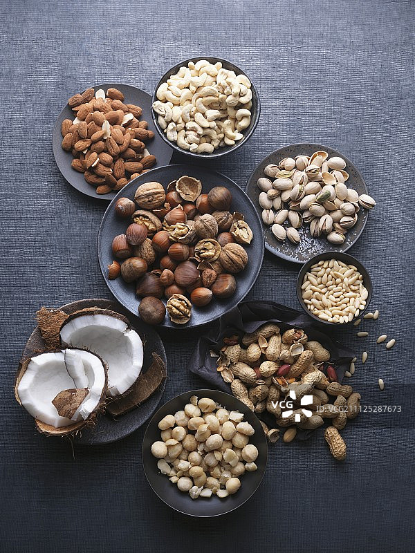 各种坚果和种子的静物摆拍图片素材