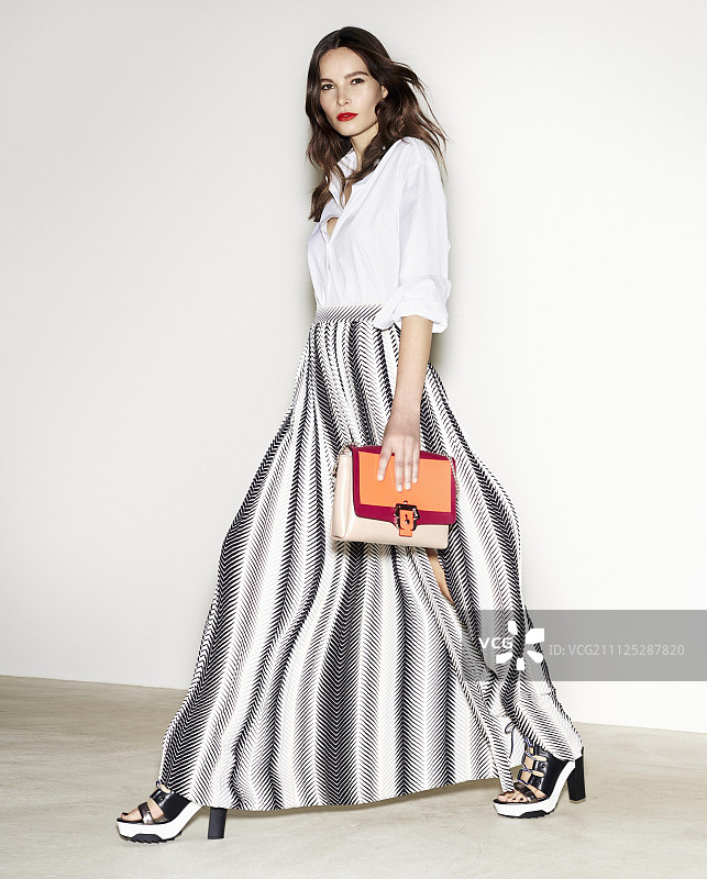 身穿白色衬衫和黑白相间长裙的女人图片素材