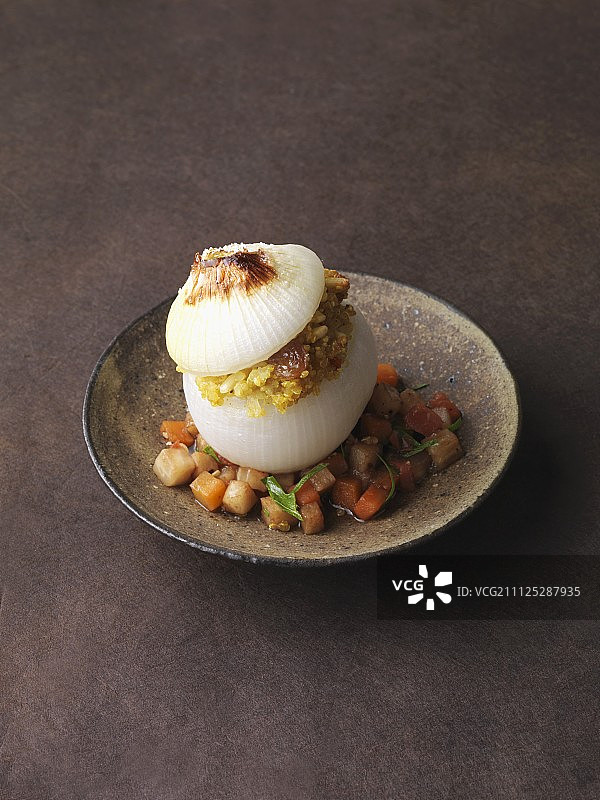 内含素食藜麦的白色洋葱。图片素材