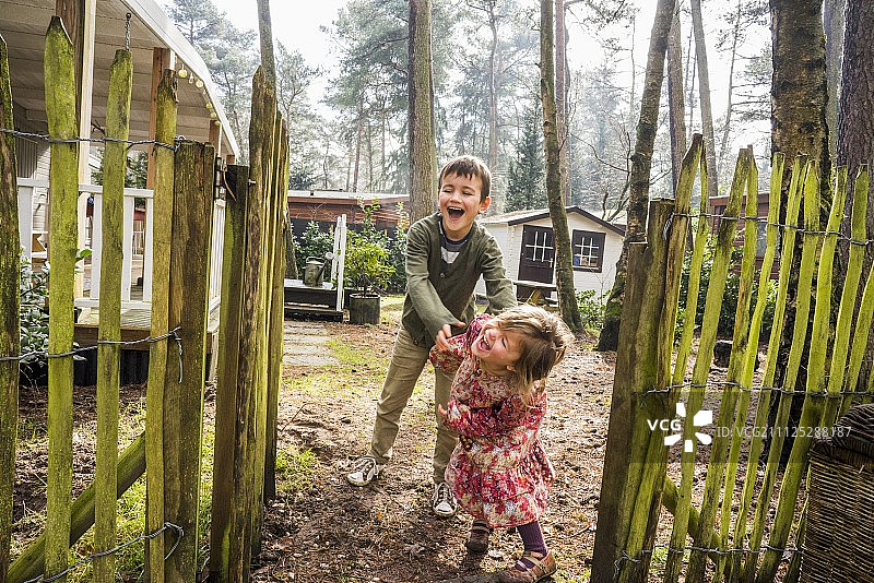 孩子们在花园里玩耍图片素材