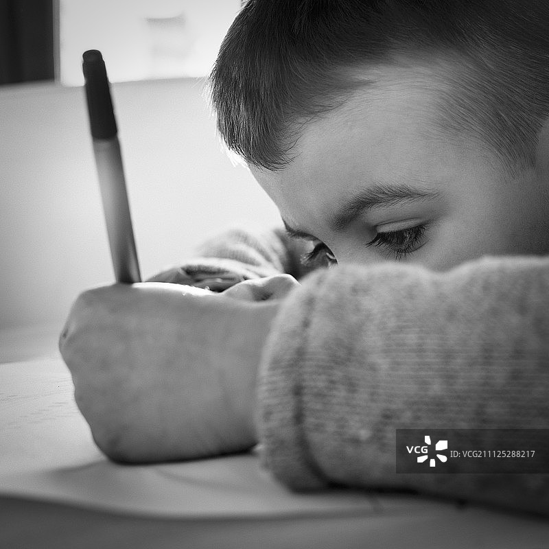 写字的小男孩（黑白照片）图片素材