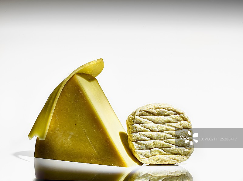 瑞士奶酪：拉克莱特和传统托姆奶酪图片素材