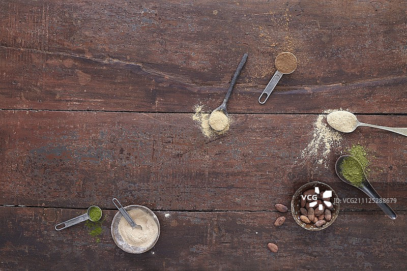 勺子和小碗里的各色奇异超级食物图片素材