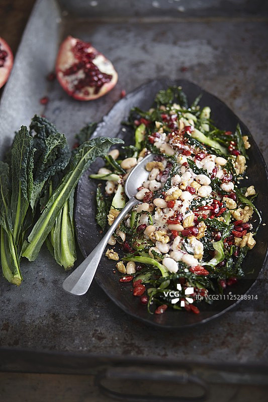 羽衣甘蓝白豆石榴籽纯素沙拉图片素材