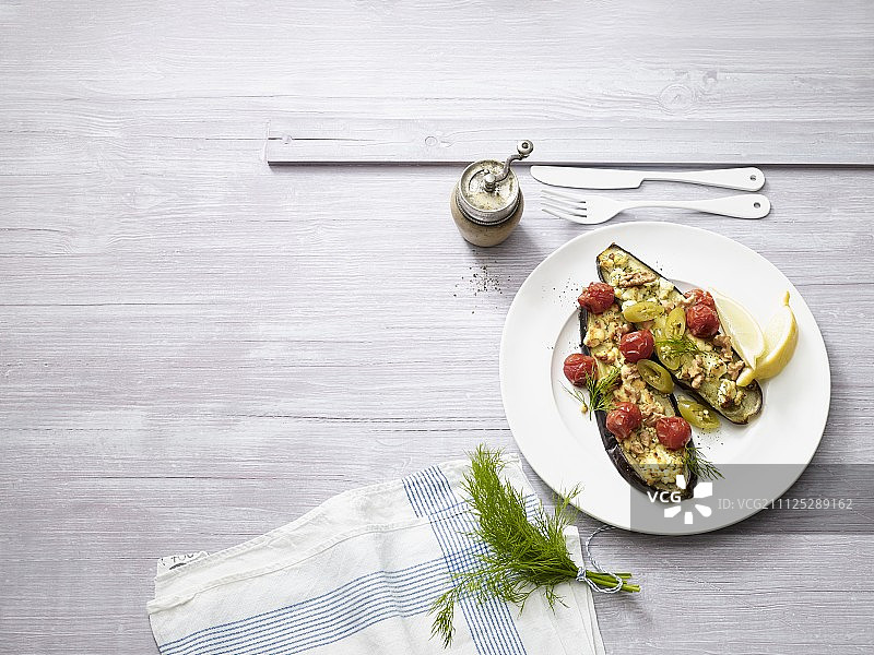 烤茄子配菲达奶酪番茄辣椒图片素材