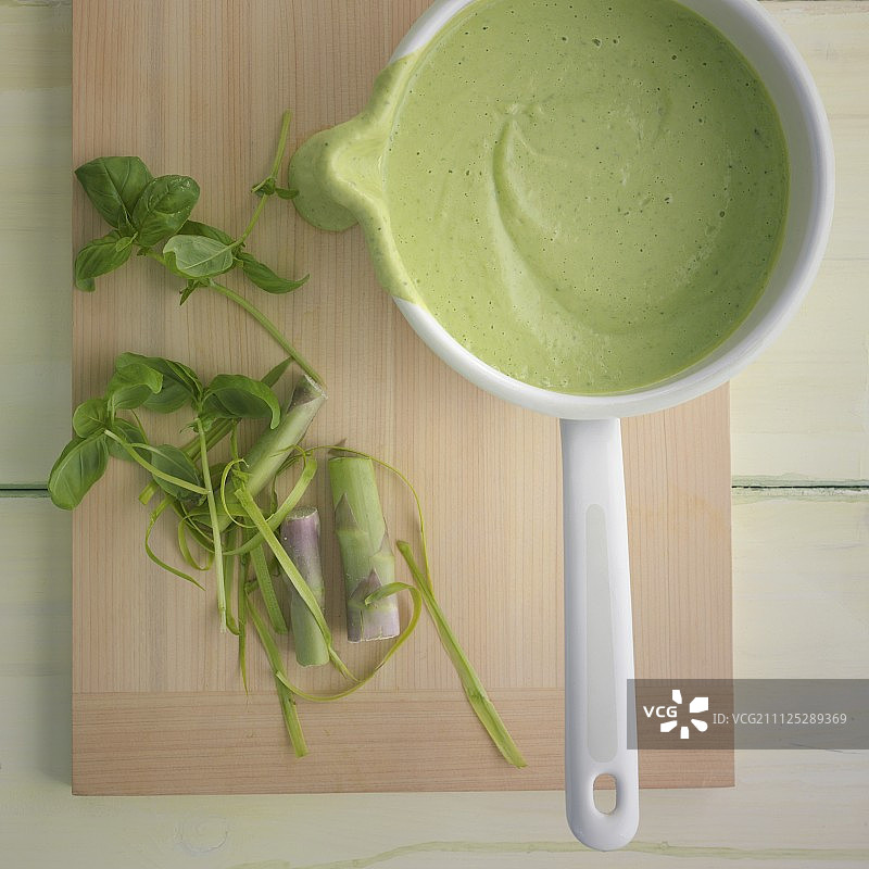 搭配丝滑豆腐的绿色酱汁图片素材