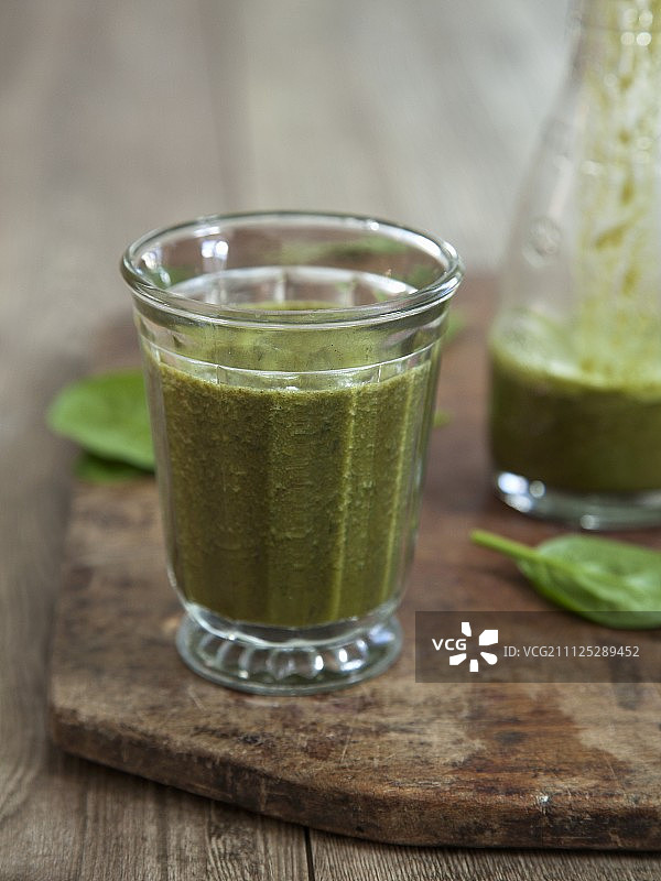 含菠菜、香蕉和瓜拉那的纯素早餐冰沙图片素材