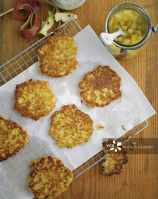 炸薯饼配苹果酱图片素材