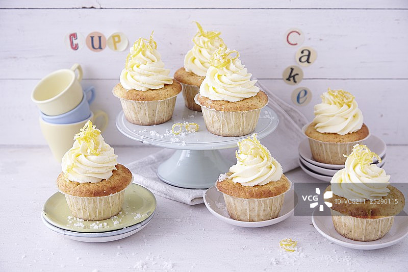 柠檬凝乳纸杯蛋糕图片素材