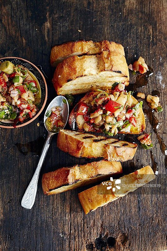 烤箱烤茄子沙拉配烤面包（土耳其）图片素材