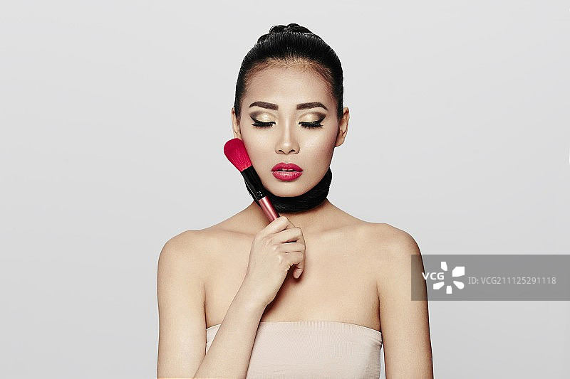 手持粉刷的东方女人图片素材