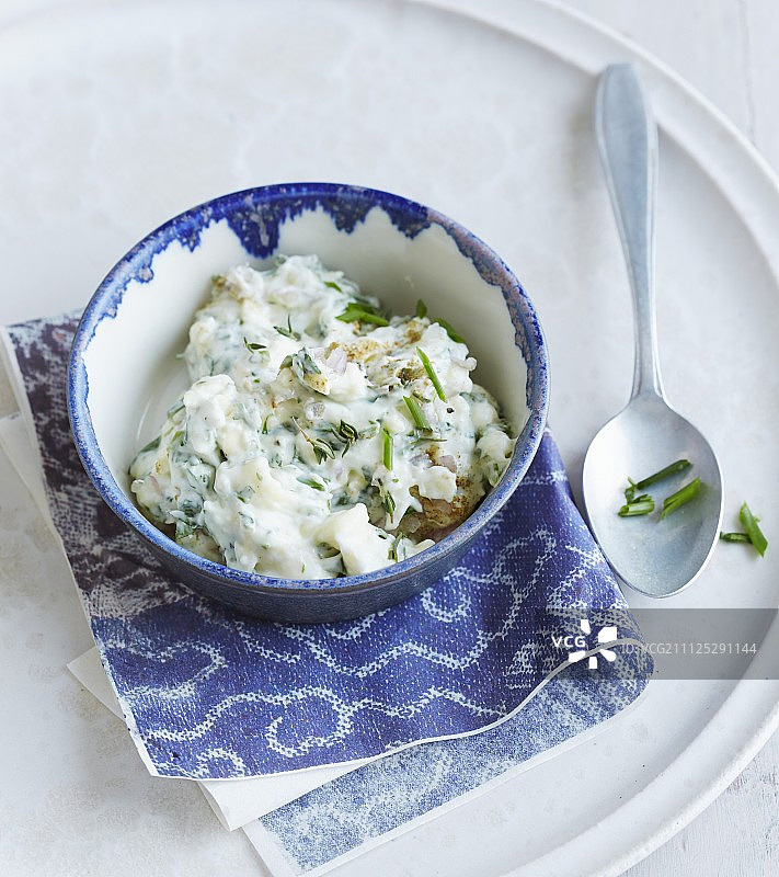 卡门培尔奶油奶酪配新鲜香草图片素材