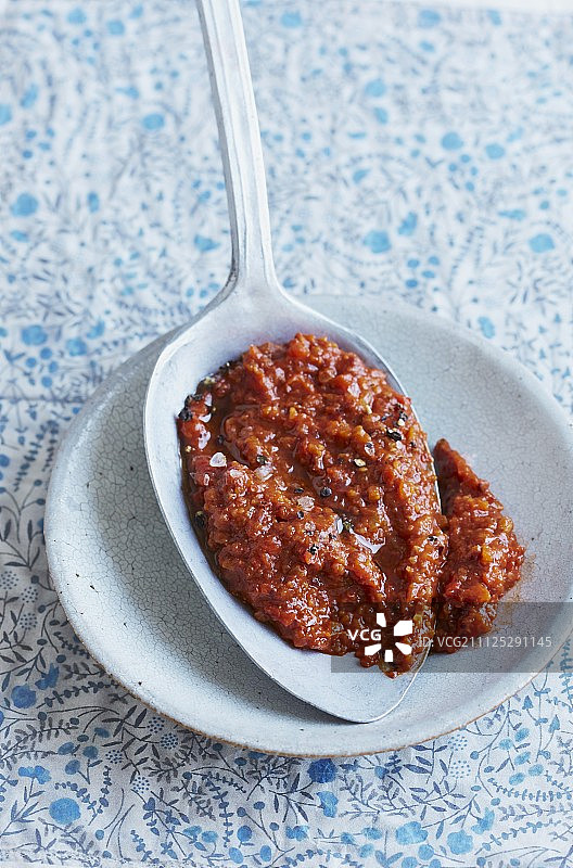 勺子里的胡椒酱、未成熟的斯佩尔特小麦粒和黑橄榄图片素材