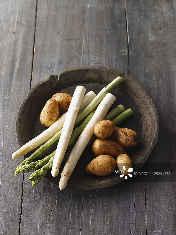 木碗里的白色和绿色芦笋土豆图片素材