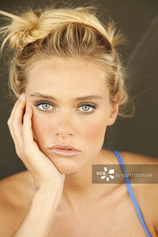 看着镜头的年轻金发女子图片素材