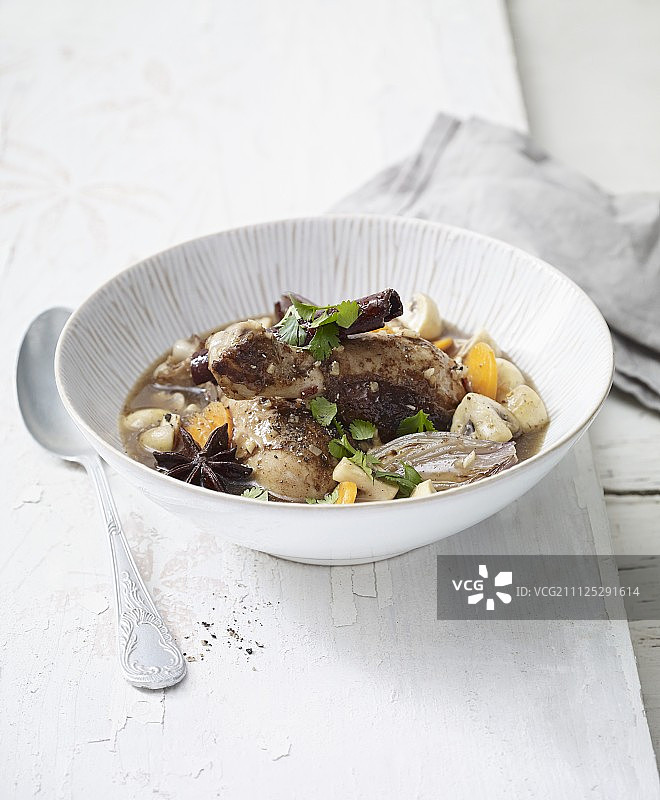 东方风味炒红酒炖鸡图片素材